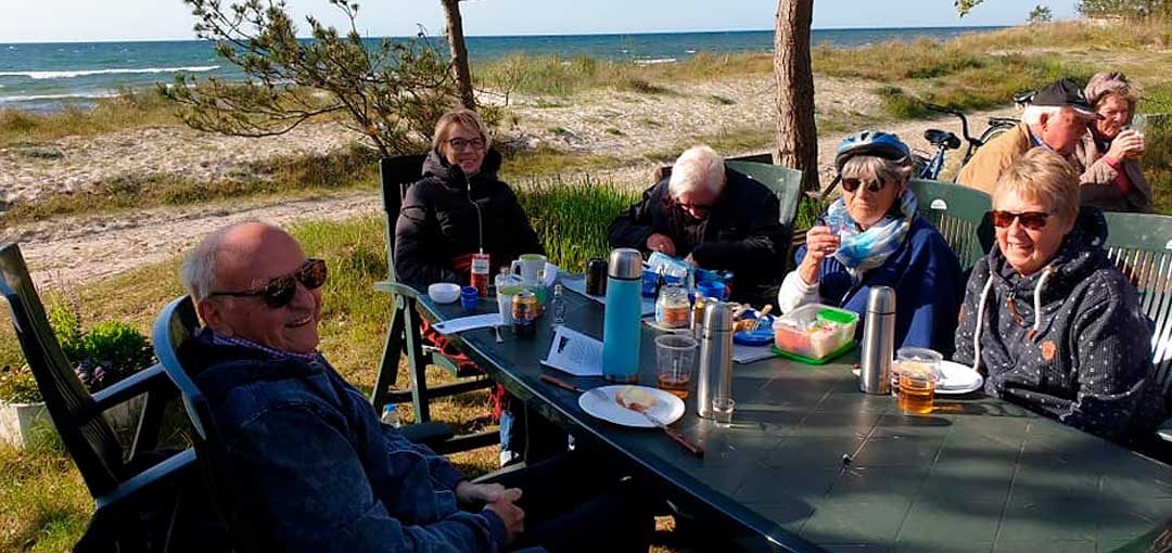 Solig men blåsig gökotta samlade Beddingeborna