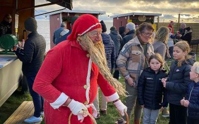 Tomten en av många besökare på årets julmarknad!